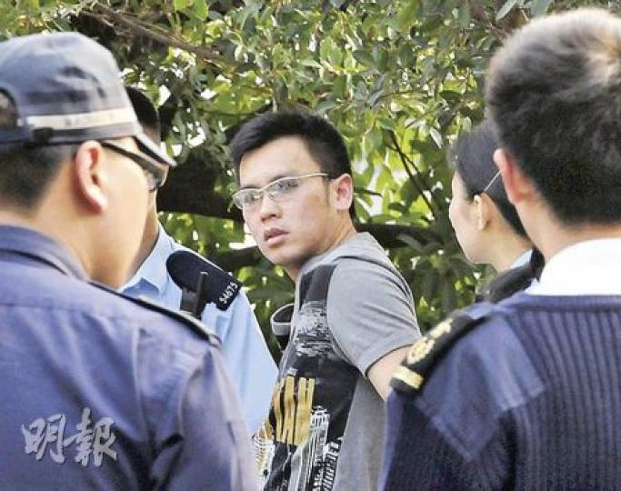 妻子被發現浮屍鯉魚門避風塘海面,江湖人物「細B」陳孝廉(中)事後趕到現場了解。(明報記者攝)消防蛙人在鯉魚門避風塘撈獲女性浮屍後,大批死者親友陸續趕到現場了解。(明報記者攝) 妻子被發現浮屍鯉魚門避風塘海面,江湖人物「細B」陳孝廉(中)事後趕到現場了解。(明報記者攝)消防蛙人在鯉魚門避風塘撈獲女性浮屍後,大批死者親友陸續趕到現場了解。(明報記者攝)