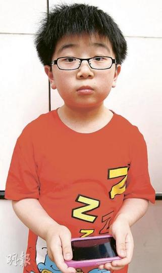 就讀小學二年級的何小朋友說，平常喜歡借用表姐的iPhone打機，但覺得iPhone對他沒有實際用途，而且太貴，不會要求爸媽購買。（林振東攝）