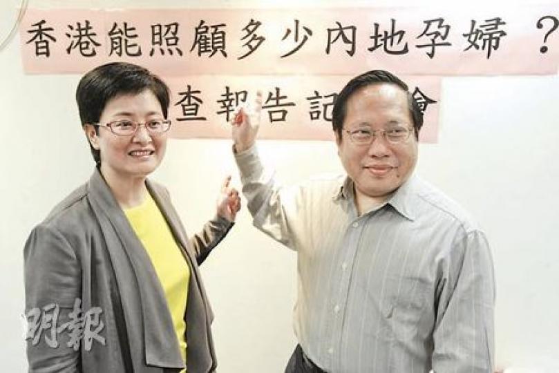 民主黨主席何俊仁（右）稱，數間公立醫院開始應付不了內地孕婦數量，有醫生表示若嬰兒深切治療部「爆煲」，他們的婦產科服務或需暫停運作，以避免醫療失誤構成巨額賠償。（尹錦恩攝）
