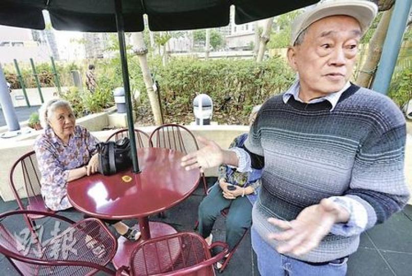 樂頤居租戶蔡婆婆(左)及張伯(右)均指今次增加管理費不合理,他們異口同聲表示長者已無收入,加價會對他們造成沉重的負擔。(何家達攝) 樂頤居租戶蔡婆婆(左)及張伯(右)均指今次增加管理費不合理,他們異口同聲表示長者已無收入,加價會對他們造成沉重的負擔。(何家達攝)