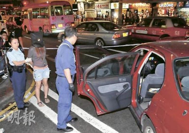 警員截停涉案私家車搜查,在司機位底下檢獲800克K仔,女司機被捕,黑布蒙頭帶署。(林錫禮攝) 警員截停涉案私家車搜查,在司機位底下檢獲800克K仔,女司機被捕,黑布蒙頭帶署。(林錫禮攝)