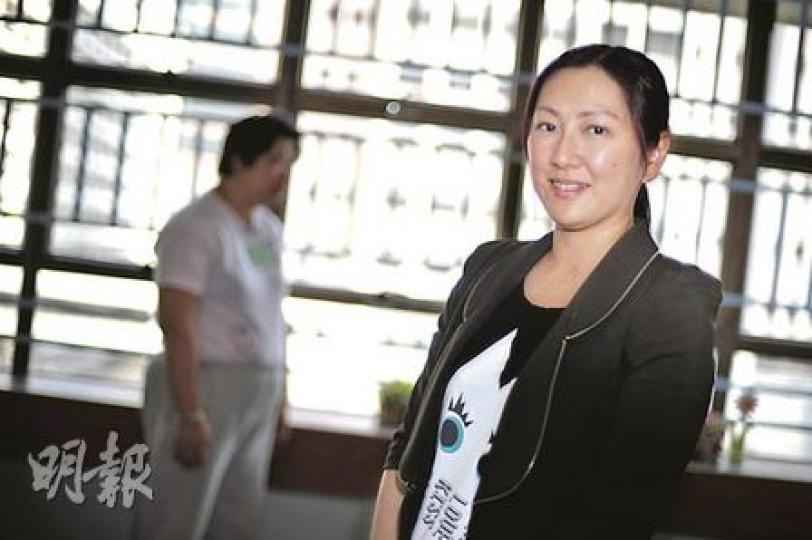 精神病人復康支援計劃組個案經理鄭麗琪(右)說,與病人一起解決生活難題,滿足感很大。後為病患者Alice。(何家達攝) 精神病人復康支援計劃組個案經理鄭麗琪(右)說,與病人一起解決生活難題,滿足感很大。後為病患者Alice。(何家達攝)
