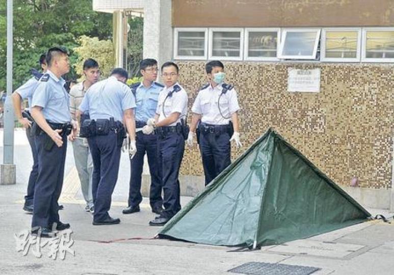 事主由環翠邨美翠樓高層飛墮地面,當場證實死亡。(蔡方山攝) 事主由環翠邨美翠樓高層飛墮地面,當場證實死亡。(蔡方山攝)