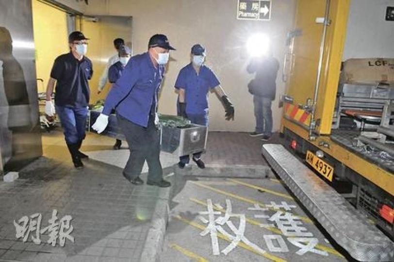 59歲男子昨午懷疑與流鶯到觀塘輔仁街一間套房談心,其間突然暈倒猝死。仵工事後將屍體移送殮房,等候剖驗。(衛永康攝) 59歲男子昨午懷疑與流鶯到觀塘輔仁街一間套房談心,其間突然暈倒猝死。仵工事後將屍體移送殮房,等候剖驗。(衛永康攝)