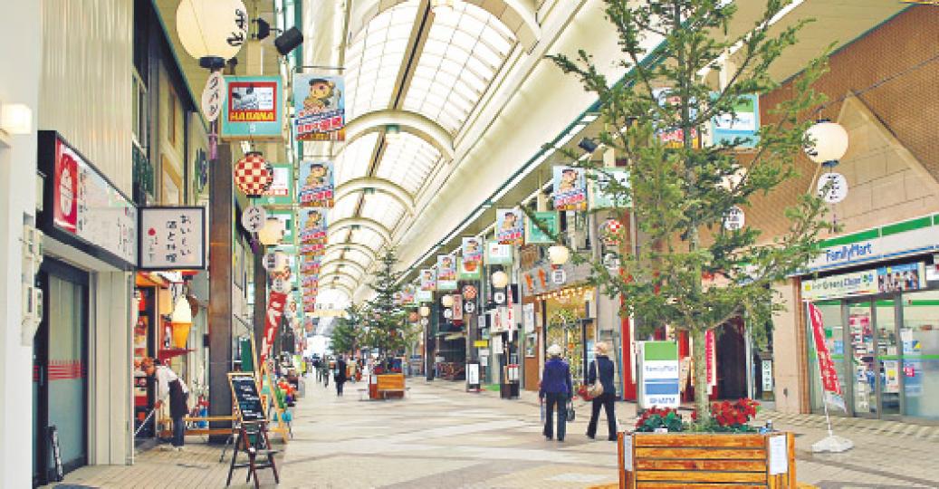 位於札幌的狸小路,曾是旅客熱愛的購物區,如今遊客瘋狂「掃貨」情况已不復見,整條商店街的遊客寥寥可數,店員欲到街上推廣亦「無客可說」。(袁柏恩攝)拉麵橫丁老店華龍拉麵店開業逾60年,遇上最嚴峻的經營困境,店長中山等(圖)指即使1995年神戶大地震後,亦未曾如此冷清。(袁柏恩攝) 位於札幌的狸小路,曾是旅客熱愛的購物區,如今遊客瘋狂「掃貨」情况已不復見,整條商店街的遊客寥寥可數,店員欲到街上推廣亦「無客可說」。(袁柏恩攝)拉麵橫丁老店華龍拉麵店開業逾60年,遇上最嚴峻的經營困境,店長中山等(圖)指即使1995年神戶大地震後,亦未曾如此冷清。(袁柏恩攝)
