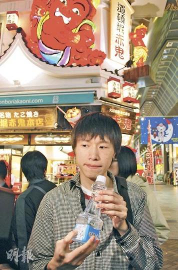港人王先生地震後更想親身到日本了解情况,由於擔心輻射,他自備了口罩,買樽裝水時會先看來源地。(袁柏恩攝) 港人王先生地震後更想親身到日本了解情况,由於擔心輻射,他自備了口罩,買樽裝水時會先看來源地。(袁柏恩攝)