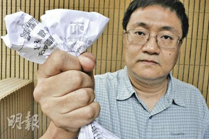 港人陳永財去年暑假參加新華旅遊北京團，不滿行程及領隊，投訴8個月後獲旅遊業議會裁定新華須向各投訴團友賠償100元，但他不滿旅行社沒任何處分，憤而握毁議會回信及行程紀錄等文件。（余俊亮攝）