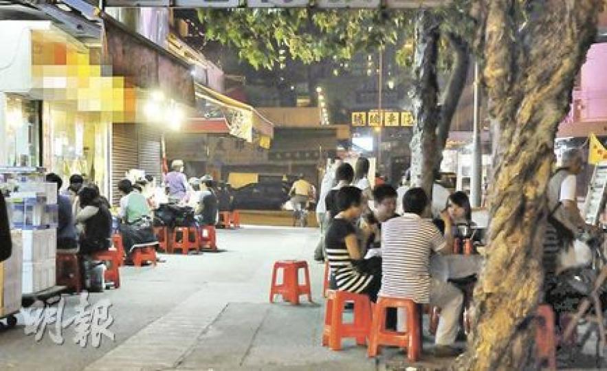 有市民投訴，元朗鳳攸北街行人路晚上遭擺放枱椅做生意。有食肆經營者承認，晚間「偷雞」擺枱招呼客人。（明報記者攝）楊屋道行人路邊昨午仍擺放回收廢料鐵籠及載滿紙皮的手推車。（明報記者攝）