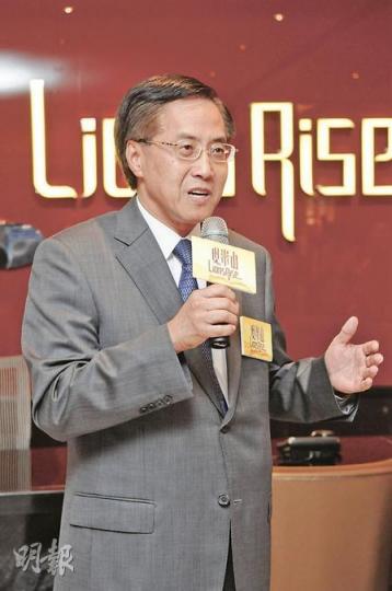 嘉里發展執行董事朱葉培指出，現崇山意向呎價維持1.2萬元。（陳淑安攝）現崇山昨開放兩房示範單位予傳媒優先參觀，以「演繹生活」為主題，展現時尚魅力居所。（陳淑安攝）