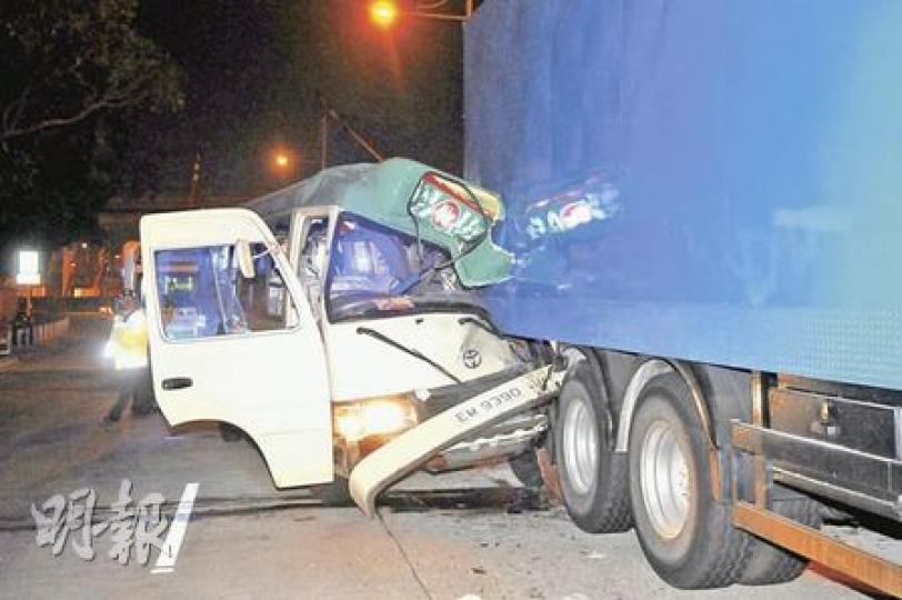 荃灣專線小巴狂撞貨車，小巴車頭損毁嚴重，多名乘客受傷。（衛永康攝）多名專線小巴乘客受傷，部分人坐在地上，等候救護員送院。（衛永康攝）
