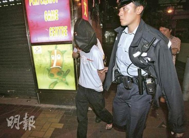 警員再三盤問下，「笨賊」和盤托出事實，其後被黑布蒙頭鎖上手銬帶署調查。（雲錦鋒攝）令「笨賊」被困的遊戲機中心，並無損失，昨日照常營業。（雲錦鋒攝）