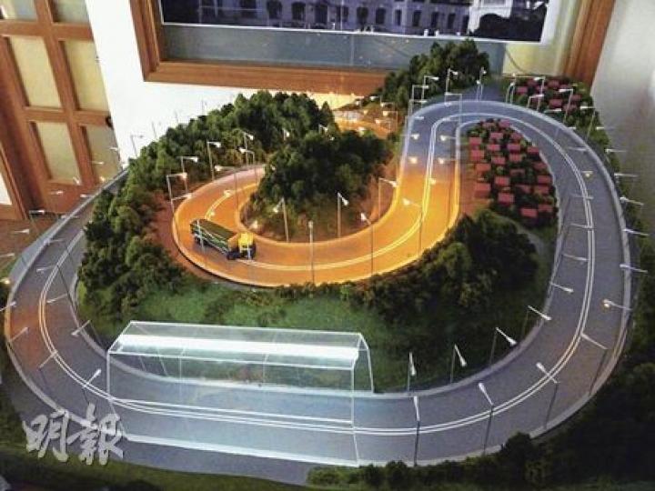 港大電機電子工程系學生製作荃錦公路模型，示範如何因應車產生的磁場，由感應器控制街燈開關。（鄭穎瑩攝）