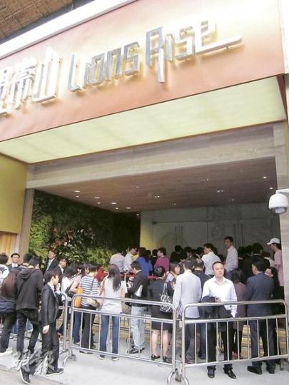 嘉里旗下黃大仙新盤「現崇山」，昨天有限度開放示範單位予公眾參觀，估計3小時內約有5000人參觀。圖為現場的人龍。（林可為攝）
