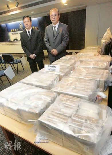 毒品調查科總警司李伯樂（右）及毒品調查科高級警司陳華勝表示，不排除有毒販利用香港轉運毒品，有信心能阻止毒品流入本地市場。（李紹昌攝）（明報製圖）