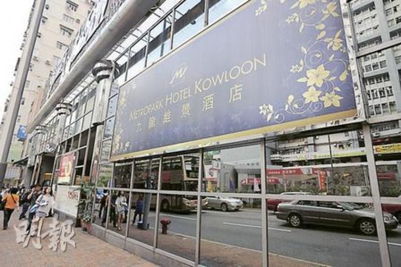 窩打老道一間酒店發生雙屍命案，兩名外籍男子被發現倒斃房間，現場遺下一小包懷疑毒品粉末。（樊銳昌攝）警方調查酒店雙屍案，仵工昨晚到場舁送兩具屍體到殮房等候剖驗。酒店方面安排黑箱車駛入停車場，以免驚動旁人。（衛永康攝）