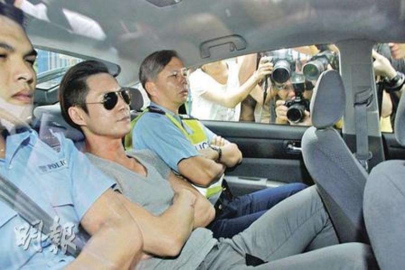 蔡一傑於港島交通部再接受酒精呼氣測試後，被帶往柴灣警署保釋，其右手近手腕位置明顯有傷。（雲錦鋒攝）穿著拖鞋駕駛豪華賓利跑車的蔡一傑，獲准保釋由警署坐的士返回薄扶林寓所，上樓前神情自若向記者揮手。（梁琬珊攝）