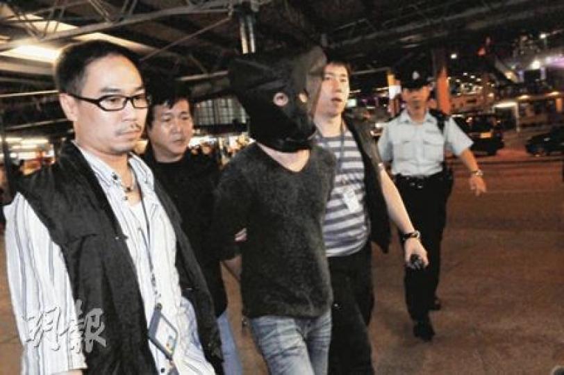 涉嫌前日在尖沙嘴打傷保安員的男子昨被警方拘捕,由西九反黑組和重案組探員蒙頭帶署調查。(林錫禮攝) 涉嫌前日在尖沙嘴打傷保安員的男子昨被警方拘捕,由西九反黑組和重案組探員蒙頭帶署調查。(林錫禮攝)