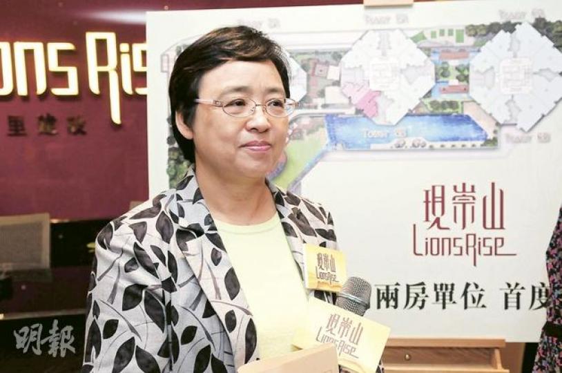 嘉里物業代理巿務總經理吳美珊表示，該樓盤早前已推出的355個單位沽出七成，用建築期付款比例佔55％。（張智超攝）