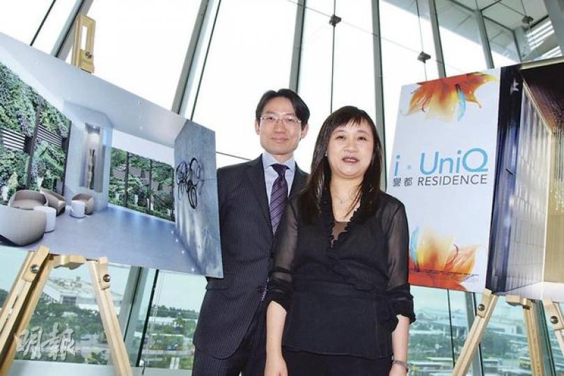 新地代理業務部項目總監（銷售）張卓秀敏（右）指出，i．UniQ譽都將於下周末開售。旁為業務部高級項目經理（銷售）林青龍。圖左為3樓空中穿梭電梯大堂特設「室內垂直花園」。（陳智良攝）圖為同處筲箕灣道157號的另一新地樓盤亦會以i．UniQ品牌推售。（張智超攝）