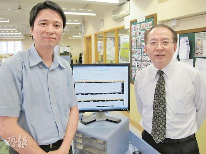 中華傳道會劉永生中學校長鄭德富（右）表示，會限制每科最多補課10小時；設計教師網上登記補課時間系統的電腦科主任葉俊華（左）說，望教師可利用系統登記補課時間，避免學生補課時間表相撞。（蕭輝浩攝）