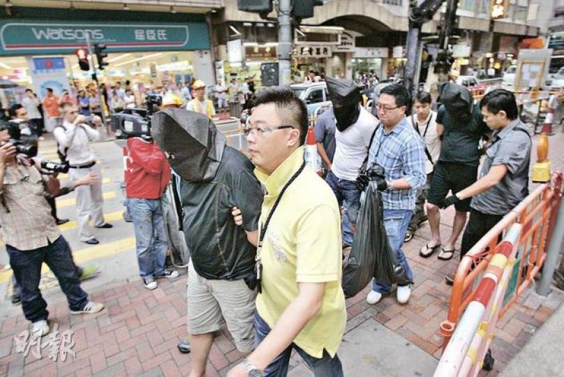 商罪科探員拘捕3名外籍男子，懷疑有人利用載入外國戶口資料的假卡提款購物套現。（黃雄攝）圖為警方檢獲的假卡及外幣等證物。（劉焌陶攝）