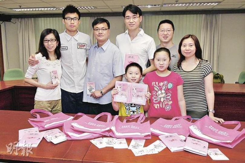兩個李氏家庭均以林永和醫生（中）作為家庭醫生，他們均認為有熟悉的家庭醫生，可以給予治療意見，減省不必要的疑慮。（陳智良攝）