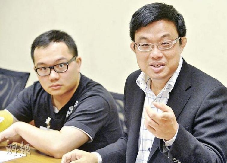 立法會議員涂謹申(右)指高盛發現文件錯誤後一個半小時始申請停牌,質疑該行立心不良,企圖在市場上收回所有街貨蒙混過關。左為高盛烏輪關注組代表陸先生。(尹錦恩攝) 立法會議員涂謹申(右)指高盛發現文件錯誤後一個半小時始申請停牌,質疑該行立心不良,企圖在市場上收回所有街貨蒙混過關。左為高盛烏輪關注組代表陸先生。(尹錦恩攝)
