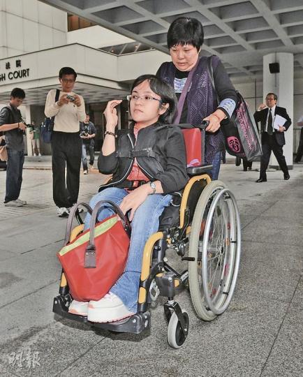 患有「脆骨症」的何嘉賢(坐輪椅者),控告外判保安公司職員疏忽致被拋出,昨由女親友協助乘搭復康會轎車離開。(何家達攝) 患有「脆骨症」的何嘉賢(坐輪椅者),控告外判保安公司職員疏忽致被拋出,昨由女親友協助乘搭復康會轎車離開。(何家達攝)