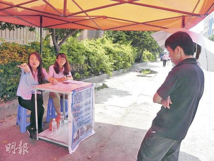 普城電子廠派員到附近人流集中地設招工點，以補充工人流失後短缺的職位。（李泉攝）