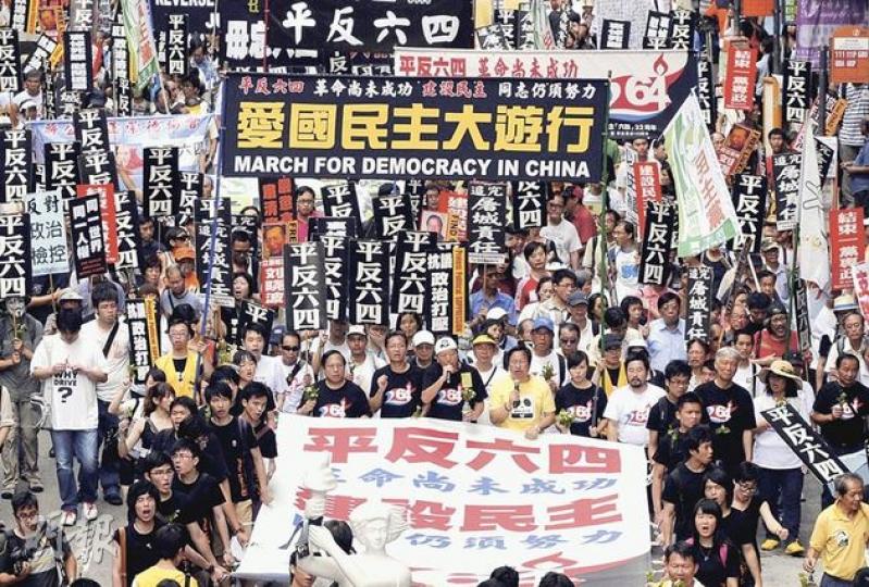 首個沒有司徒華的六四遊行，支聯會聲稱有2000人參加，警方則稱約有1000人。支聯會主席李卓人稱，雖然遊行人數較去年少，但看到有更多「80後」及「90後」參與，感到欣慰。（何家達攝）來港3年的漢基國際學校外籍教師Brian Kern，首次帶同4名學生一同參與六四遊行，他說要行出來告訴市民，無論是哪個地方的人民，都應該享有人權，對內地囚禁艾未未、劉曉波等維權人士感失望。今年六四活動首次沒有司徒華參與，Brian說市民、特別是年輕人更加要參與，承傳華叔遺志。與他一同遊行的學生表示，預料六四晚會至少會
