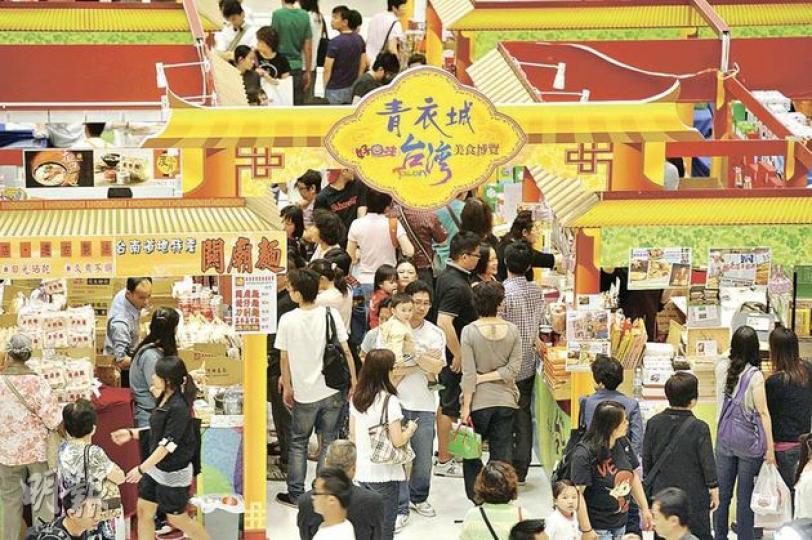 台灣食品安全出現問題，然而青衣城一個台灣美食博覽昨日仍不乏客人。（尹錦恩攝）台灣美食博覽攤檔「至愛手信」的負責人葉先生表示，店外已張貼來自台灣的食品檢驗聲明，證實食品安全；如客人購買店內的百香果味果凍後十分擔心，可為客人辦理退款。（尹錦恩攝）