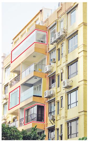半山干德道華翠園露台改建情况嚴重，像圖中華翠園E、F座即有4個單位露台被密封（見紅框）。其中頂層由同一業主擁有相連單位，露台不單被加建玻璃密封了，連原本分隔兩單位兩個露台的間隔牆亦被拆掉，令人關注改建是否符合法例要求。（陳志偉攝）
