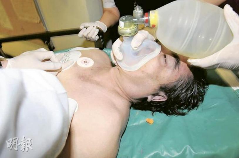 60歲姓張男子與妻女親友到南丫島暢泳期間遇溺，稍後不治。（林錫禮攝）60歲姓張男子在南丫島遇溺斃命，女親屬（左）神情哀傷說︰「為何讓他游水？」（鍾炳然攝）