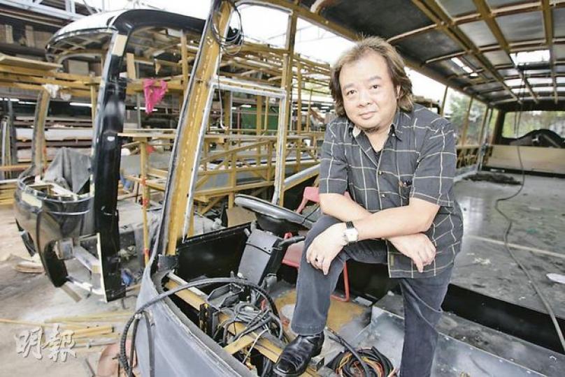 吳家榮從事汽車製造業數十年，笑言在公路上看到自家出產的車輛即感到無比滿足，並認為香港製造業非內地可比。（郭慶輝攝）吳家榮的旅遊巴廠每年產量約100架，當中不少出品都是行走於中港兩地。（郭慶輝攝）位於錦田的廠房擺滿由瑞典進口的汽車底盤。（郭慶輝攝）