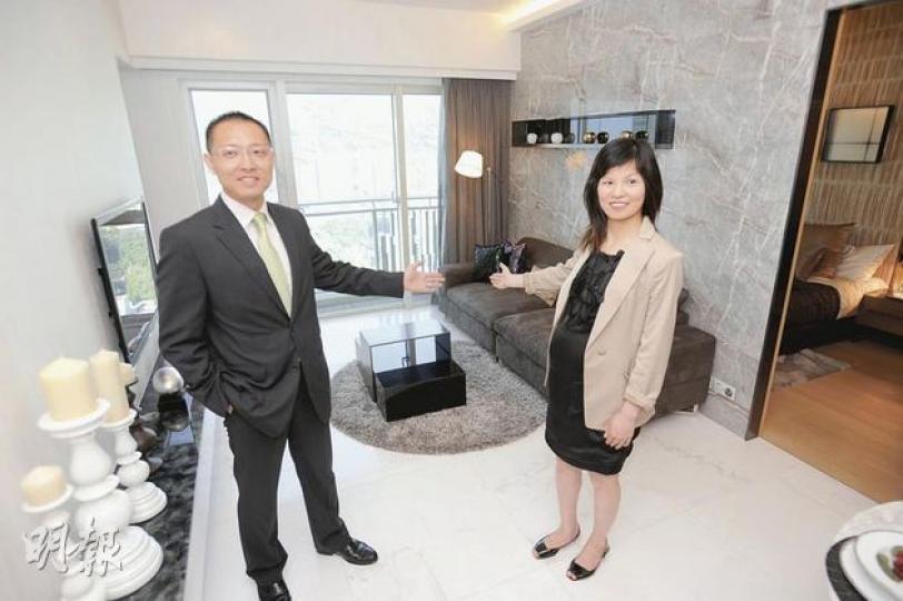 長實地產投資董事郭子威（左）指出，「譽•名城」將分段推售，集團希望最後一批推售單位，售價可較首批推售單位累積調升8％至15％，旁為營業經理曹皎明。（朱永倫攝）「譽•名城」現樓示範單位的主人套房，面積約110餘方呎，並已預留8呎長空間，供戶主放置衣櫃。（朱永倫攝）「譽•名城」絕大部分單位均面向東南方、坐擁獅子山景觀，中高層視野甚為開揚。（朱永倫攝）