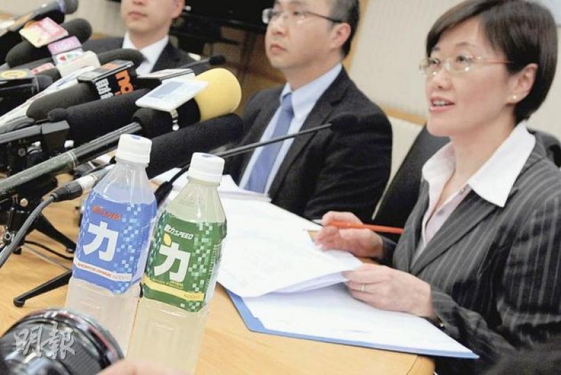 食物安全專員陳漢儀（右）和助理衛生署長鄺國威（左）昨日公布，他們早前在市面抽取的兩款台灣動力運動飲品（前）驗出含11至43ppm塑化劑DEHP，白蘭氏超能金剛成長鈣片亦驗出含40ppmDEHP，港府勒令即日起全面禁售有關產品。（何家達攝）