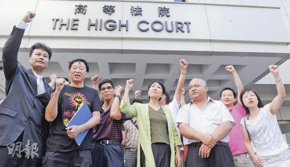 美孚新邨發展商申請禁制邨民阻止動工再被拒，被告王德全（左起）、葉少舟、盧松昌、毛孟靜、曾健成等在庭外表現高興。（劉焌陶攝）