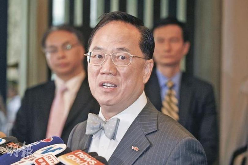 對於半山碧雲樓物業被指違規,涉嫌未向屋宇署申請便把露台以落地玻璃密封,特首曾蔭權昨回應表示已聘專業人士跟進。他強調改建與他及父親無關,又指「據我理解,露台有玻璃不一定是違規建築」。(李紹昌攝) 對於半山碧雲樓物業被指違規,涉嫌未向屋宇署申請便把露台以落地玻璃密封,特首曾蔭權昨回應表示已聘專業人士跟進。他強調改建與他及父親無關,又指「據我理解,露台有玻璃不一定是違規建築」。(李紹昌攝)
