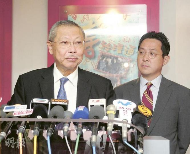 教育局長孫明揚昨表示,對於書商沒履行承諾將所有課本分拆定價失望和遺憾,批評書商漠視民意,認為他們提出明年起分3年將所有舊版教科書的建議只是「一拖再拖,不能接受」。(陳淑安攝)(明報製圖)(明報製圖)(明報製圖) 教育局長孫明揚昨表示,對於書商沒履行承諾將所有課本分拆定價失望和遺憾,批評書商漠視民意,認為他們提出明年起分3年將所有舊版教科書的建議只是「一拖再拖,不能接受」。(陳淑安攝)(明報製圖)(明報製圖)(明報製圖)
