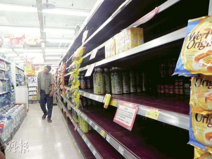 沒有安全證明的飲品紛紛下架,台北松山區一間超市售賣飲品的貨架上,昨日僅剩下小量飲品,購買飲品的顧客也寥寥無幾。(李泉攝)士林夜市飲品店老闆娘拿出新鮮芒果,強調店內果汁都是用新鮮蔬果鮮榨,絕對安全。(李泉攝)台北超市的飲品雪櫃前,紛紛貼上了安全告示,希望挽回顧客的信心。(李泉攝) 沒有安全證明的飲品紛紛下架,台北松山區一間超市售賣飲品的貨架上,昨日僅剩下小量飲品,購買飲品的顧客也寥寥無幾。(李泉攝)士林夜市飲品店老闆娘拿出新鮮芒果,強調店內果汁都是用新鮮蔬果鮮榨,絕對安全。(李泉攝)台北超市的飲品雪櫃前,紛紛貼上了安全告示,希望挽回顧客的信心。(李泉攝)