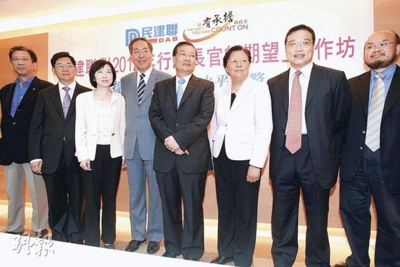 民建聯昨日舉辦首場對下屆特首期望工作坊,請來政協胡漢清(左起)、容永祺、人大代表羅范椒芬、前教統局長李國章、人大常委范徐麗泰、一國兩制研究中心總裁張志剛及中大學者蔡子強擔任嘉賓,據悉多名與會者都要求下屆政府應與政黨分權。(李紹昌攝) 民建聯昨日舉辦首場對下屆特首期望工作坊,請來政協胡漢清(左起)、容永祺、人大代表羅范椒芬、前教統局長李國章、人大常委范徐麗泰、一國兩制研究中心總裁張志剛及中大學者蔡子強擔任嘉賓,據悉多名與會者都要求下屆政府應與政黨分權。(李紹昌攝)