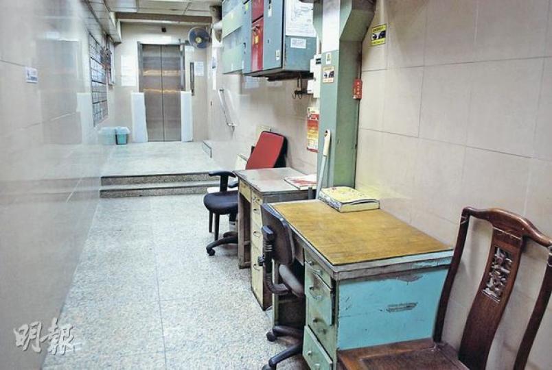 記者前晚約7時多,到訪界限街萬安大樓,有女住客表示,大廈只能負擔一個管理員的薪金,因此傍晚6點半至翌晨8時都無人當值。(阮穎嘉攝) 記者前晚約7時多,到訪界限街萬安大樓,有女住客表示,大廈只能負擔一個管理員的薪金,因此傍晚6點半至翌晨8時都無人當值。(阮穎嘉攝)
