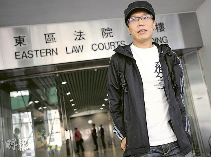 楊匡於去年1月反高鐵撥款示威行動中扯脫男警肩章,經審訊後被裁定刑毁罪成,現保釋候判。(何家達攝) 楊匡於去年1月反高鐵撥款示威行動中扯脫男警肩章,經審訊後被裁定刑毁罪成,現保釋候判。(何家達攝)