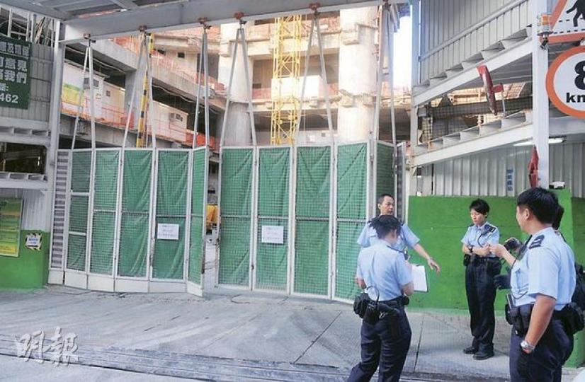 警員搜查紅磡區遇劫地盤大半個早上,直至昨午帶走證物後才陸續收隊離場。(梁琬珊攝) 警員搜查紅磡區遇劫地盤大半個早上,直至昨午帶走證物後才陸續收隊離場。(梁琬珊攝)