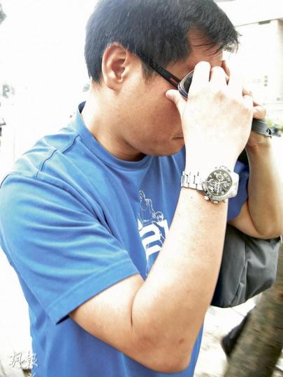被告李樹滿離開法庭時換掉恤衫,改穿藍色T恤,並以手掩面,避開記者拍攝。(梁珮珊攝) 被告李樹滿離開法庭時換掉恤衫,改穿藍色T恤,並以手掩面,避開記者拍攝。(梁珮珊攝)