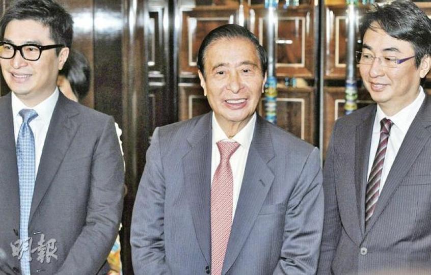 「四叔」李兆基被問到會否再增持恒地股票到什麼程度時表示﹕「都要睇有冇銀紙先,有銀紙咪買多啲囉!」在四叔左右的分別為細兒子家誠和大兒子家傑。(尹錦恩攝) 「四叔」李兆基被問到會否再增持恒地股票到什麼程度時表示﹕「都要睇有冇銀紙先,有銀紙咪買多啲囉!」在四叔左右的分別為細兒子家誠和大兒子家傑。(尹錦恩攝)