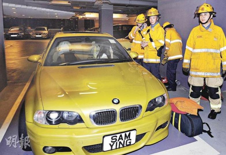 一對夫婦懷疑在寶馬M3跑車內吵架,丈夫落車後用遙控防盜匙鎖上車門,消防員到場時,妻子仍未能打開車門。(樊銳昌攝) 一對夫婦懷疑在寶馬M3跑車內吵架,丈夫落車後用遙控防盜匙鎖上車門,消防員到場時,妻子仍未能打開車門。(樊銳昌攝)
