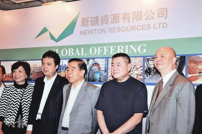 新創建分拆的新礦資源路演,獲新世界主席鄭裕彤(中)的多名友好撐場,由左至右是金利豐行政總裁朱李月華、中渝置地主席張松橋及華置主席劉鑾雄等多名「大孖沙」聯袂撐場。(張智超攝) 新創建分拆的新礦資源路演,獲新世界主席鄭裕彤(中)的多名友好撐場,由左至右是金利豐行政總裁朱李月華、中渝置地主席張松橋及華置主席劉鑾雄等多名「大孖沙」聯袂撐場。(張智超攝)