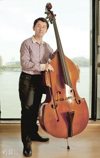 14歲的賴康堯本月贏得美國國際低音大提琴比賽中，14歲或以下組別冠軍，他每天苦練5小時，凌晨時分由父親補習數學，盡力做到學業音樂同樣出色。（葉漢華攝）父親賴永鏗（左）全力栽培兒子賴康堯（右）的音樂才華。（葉漢華攝）