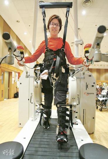 伊利沙伯醫院去年底購入全港首部「機械人協助式步行儀器」，Sally（圖）在儀器協助下，可自行在跑步機上行走，她一邊行一邊說﹕「好開心，行得好好。」（林振東攝）